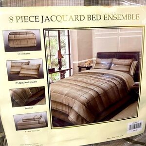 Queen Bedding-8 Piece Set
****Never Used****